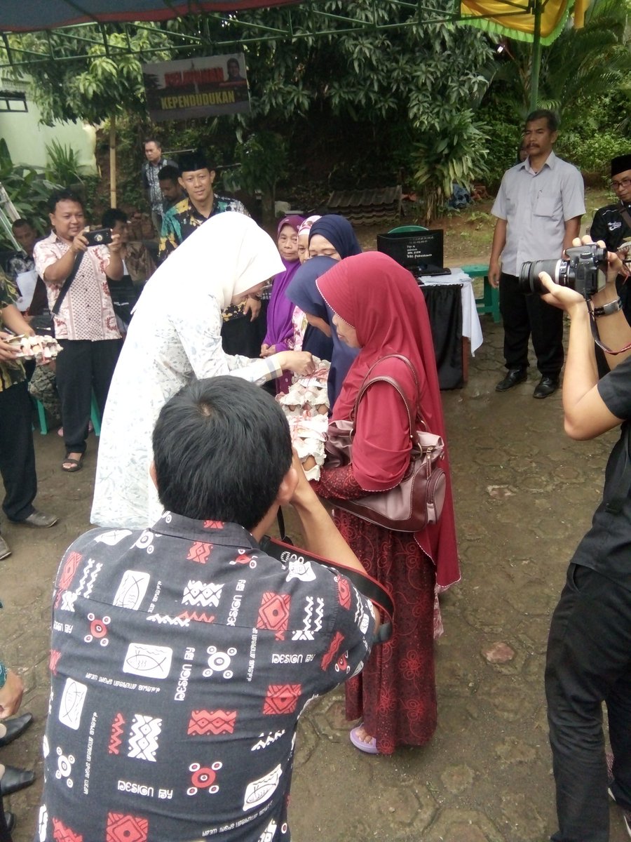 kecpurwakarta1's tweet photo. Pelayanan terpadu di Lemburkuring .perum pondok jaya indah kel.Munjul jaya kec.pwk kamis 30/11/2017 @DediMulyadi71 @juddy_damkar @Kaharti_PWK @BKPSDM_PWK https://t.co/wKGCZbMLfv
