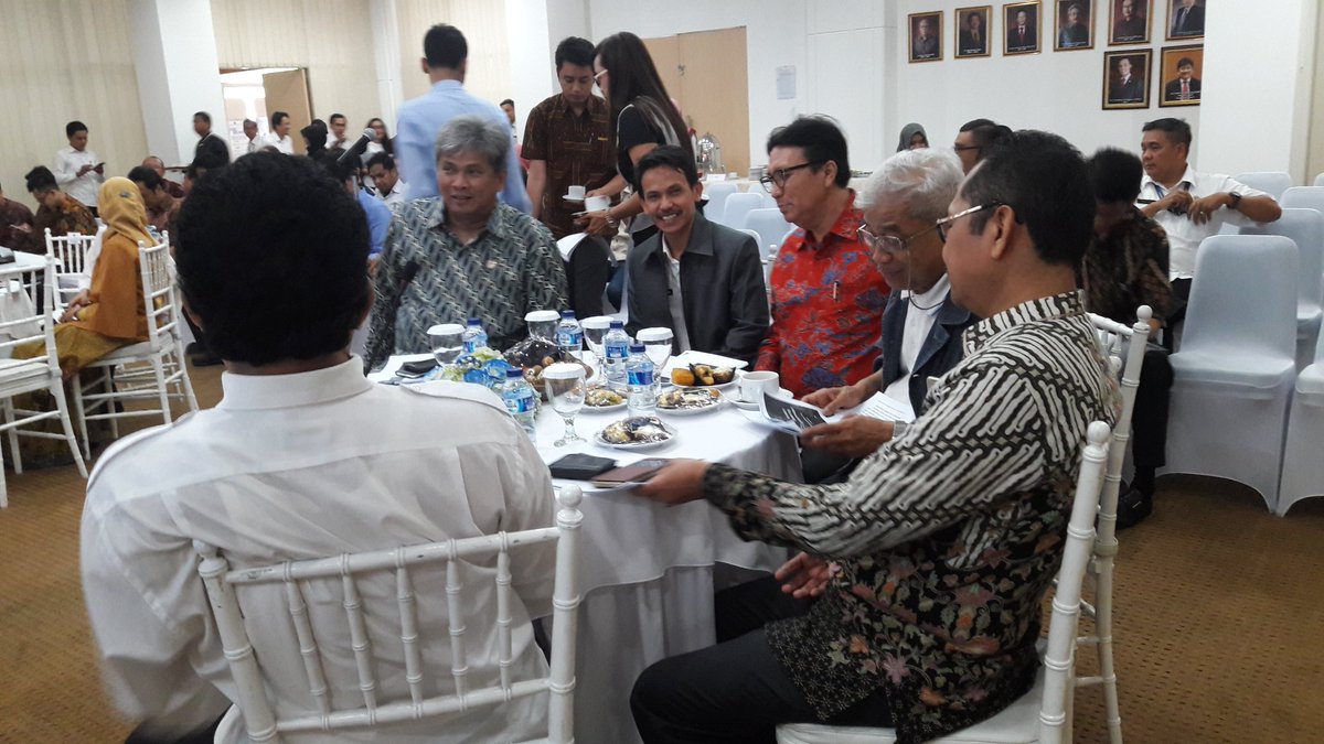 MAspiansyah's tweet photo. @atr_bpn Dengan Pak  DODDY IMRON CHOLID Tenaga Ahli Menteri ATR/BPN RI Saat SEMINAR TOD dan BANK TANAH di Gedung ATR/BPN RI https://t.co/a5IoMoTmXy https://t.co/iMPXo5BsIi