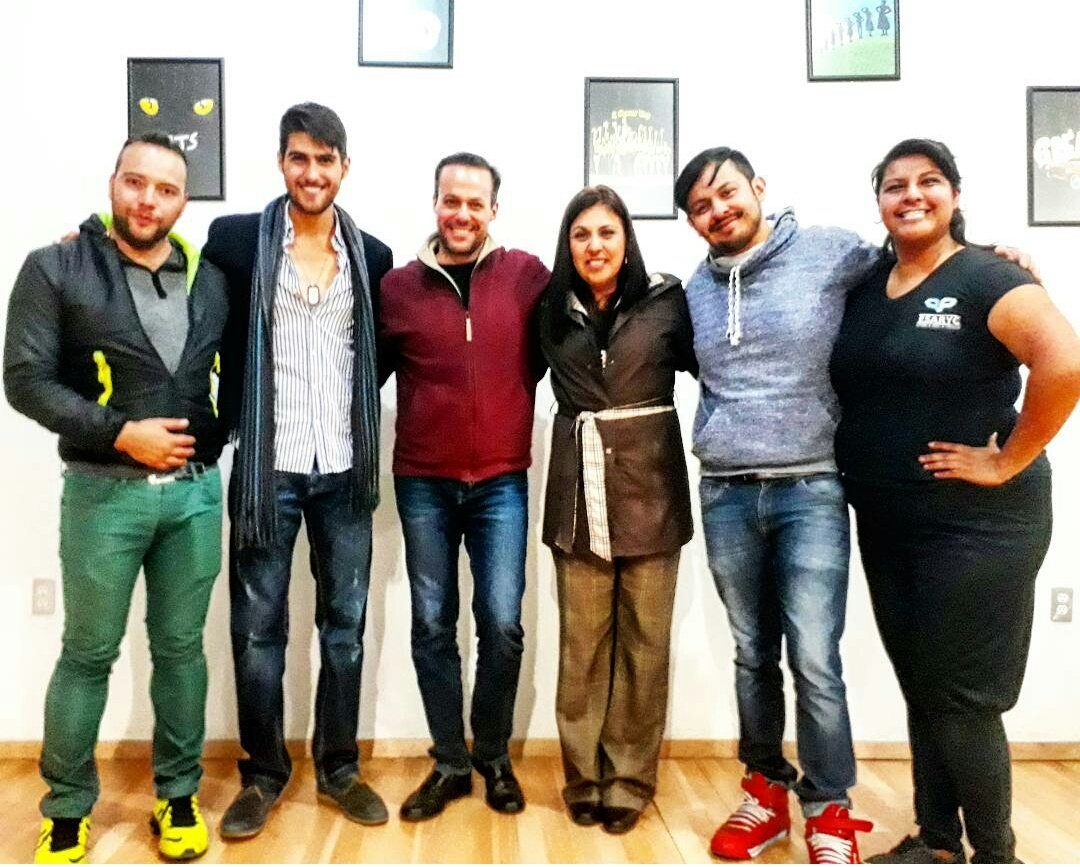juanfer_fr's tweet photo. Super cool trabajar con un equipo tan apasionado y con muchas ganas de trabajar @JOSEJOEL12 @owinvocal @betoarcher 
#ESARYC 
#NosotrosAmamosActuar 🎭 https://t.co/kjIZzf74gP