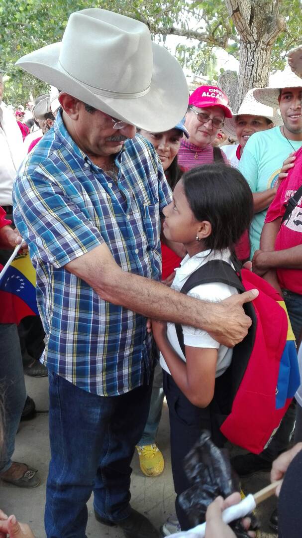 JhonnyA_Guti's tweet photo. #Hoy El Candidato De La Revolución En El Mcpio #Muñoz @JBonaPSUV 💪 Recorrió Casa x Casa🏠 El "Sector Barrio Nuevo" Para Oír De Parte De La Comunidad 👪 Sus Ploblematicas, Para Así Darle Solución A Sus Necesidades. #PorUnMuñozPotencia  #SomosVE✌ #FFM #PSUV #UBCH #Clap 👏👏 https://t.co/cWGUBkDIGO