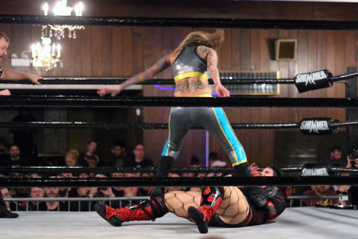 DAFALCON11's tweet photo. Damn @RealMMartinez v @FearHavok #SHIMMER96 @SHIMMERwomen https://t.co/wUjTBE21ex