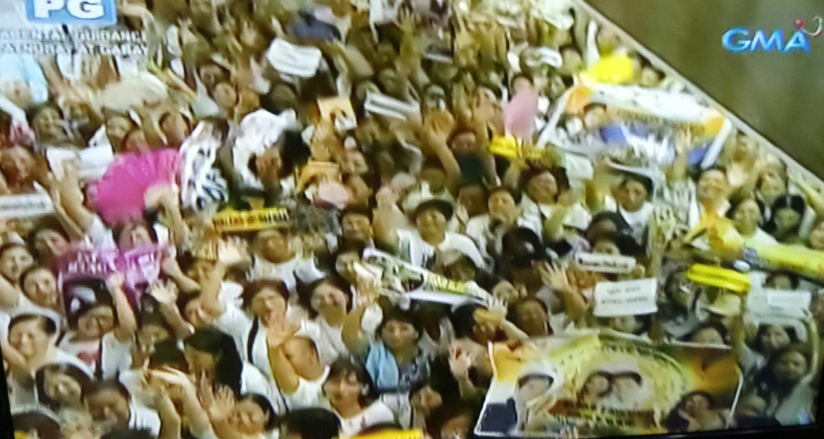 bankingonkismet's tweet photo. TEKA LANG UMIIYAK AKO. IBANG KLASENG TALAGANG MAGMAHAL ANG ADN. 😭

THOSE WALANG IWANAN BANNERS WAVED PROUDLY IN THE AIR. ❤

ALDUB PA RIN
#ALDUB124thWeeksary https://t.co/VLNXLEkzLv