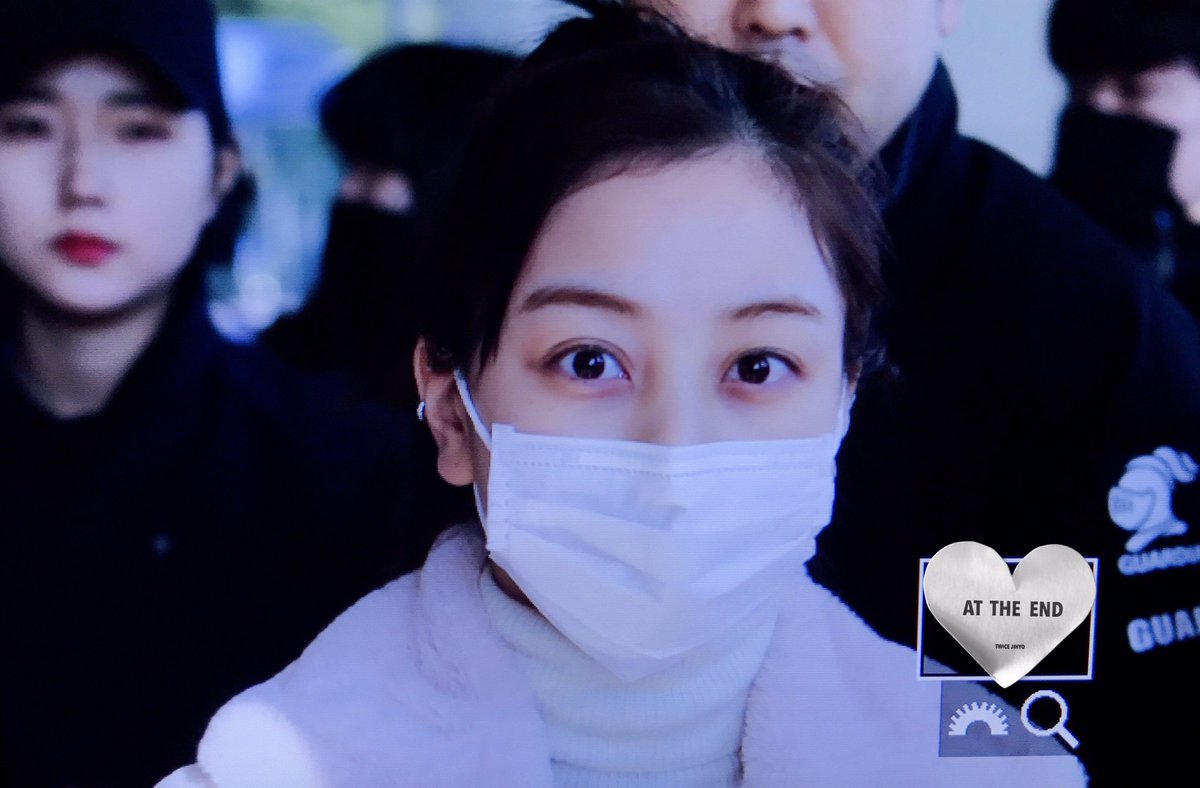 AtTheEnd21's tweet photo. 171130
#트와이스 #TWICE #지효 #Jihyo #ジヒョ

피곤할텐데 눈웃음도 친다 ㅠㅠ 빨리가서 쉬자 😍 https://t.co/4zzKBKvpmR