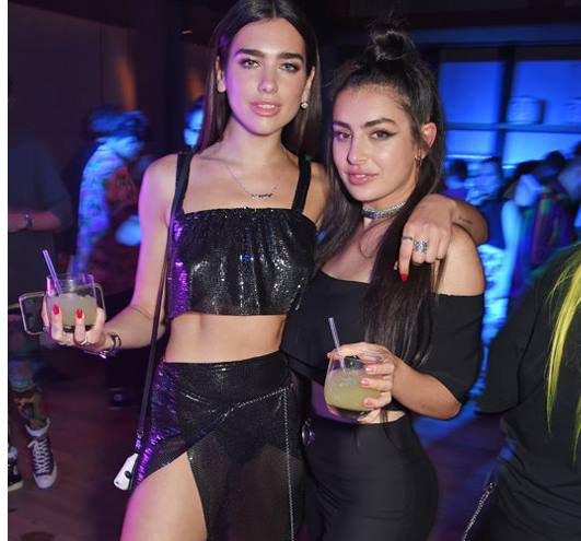 ❝Lusty Girls; Dubai. .❞
┊Primer mes de este team maravilloso, todas son un amor. Esta noche brindaremos para que esta hermandad nunca acabe.
#LSFirstMonth #LSTakesDubai