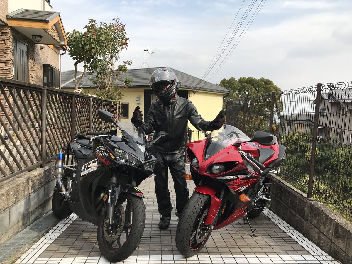 omonetaR25's tweet photo. 🎉🎉🎉🎉🎉YZF-R1🎉🎉🎉🎉🎉
納車されました！！
っしゃぉらァァァァァァァ！！
髑髏R1カッケェぇぇぇぇぇぇぇ
それと今日11/30はYZF-R25納車2周年記念でもあるのだ！！まだまだ頑張りますよっ！！髑髏ちゃん見かけたら仲良くしてあげて下さい(笑)

#YZFR1
#YZFR25
#YAMAHAが美しい https://t.co/3pf5iv211G