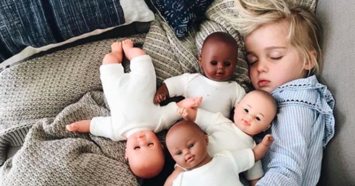 HuffPost Family (@huffpostfamily) on Twitter photo Little girl snuggling with diverse doll collection is giving the internet all the feels: huffp.st/kNVj8eO Little girl snuggling with diverse doll collection is giving the internet all the feels: huffp.st/kNVj8eO