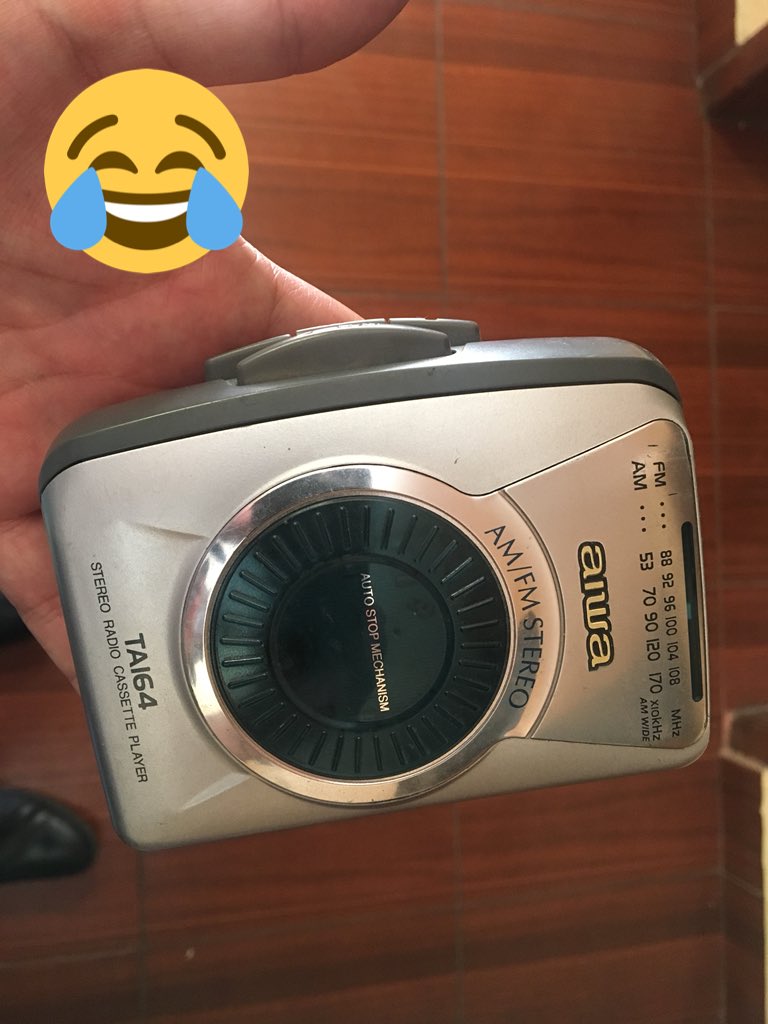 maumarti's tweet photo. Bienvenidos #Millennials a la  #NocheDeMuseos, aquí algo que parece una lavadora en miniatura, pero NO!!! Servia para escuchar música! 0hhh! https://t.co/scjfwNhbZi