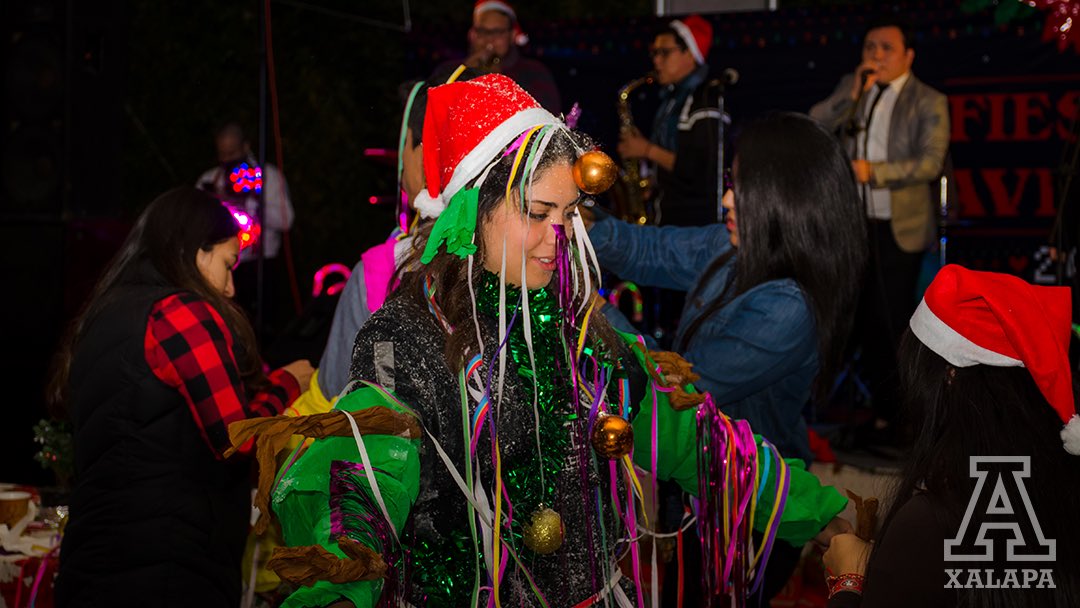AnahuacXalapa's tweet photo. Así fueron nuestras fiestas navideñas... con el mejor ambiente universitario, llenas de alegría, risas y muchas sorpresas.

¡Felices fiestas!

#Navidad2017 #AnáhuacXalapa #Xalapa #SomosAnáhuac #EventosUAX https://t.co/7S4DVPXJHk
