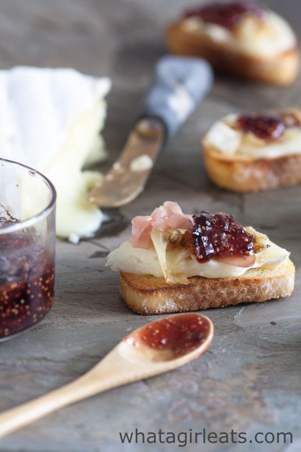 Whatagirleats_'s tweet photo. #Brie with Caramelized Onions and #fig jam is an easy holiday #apppetizer https://t.co/I3DwZm36QL https://t.co/GV8UfVeqvo
