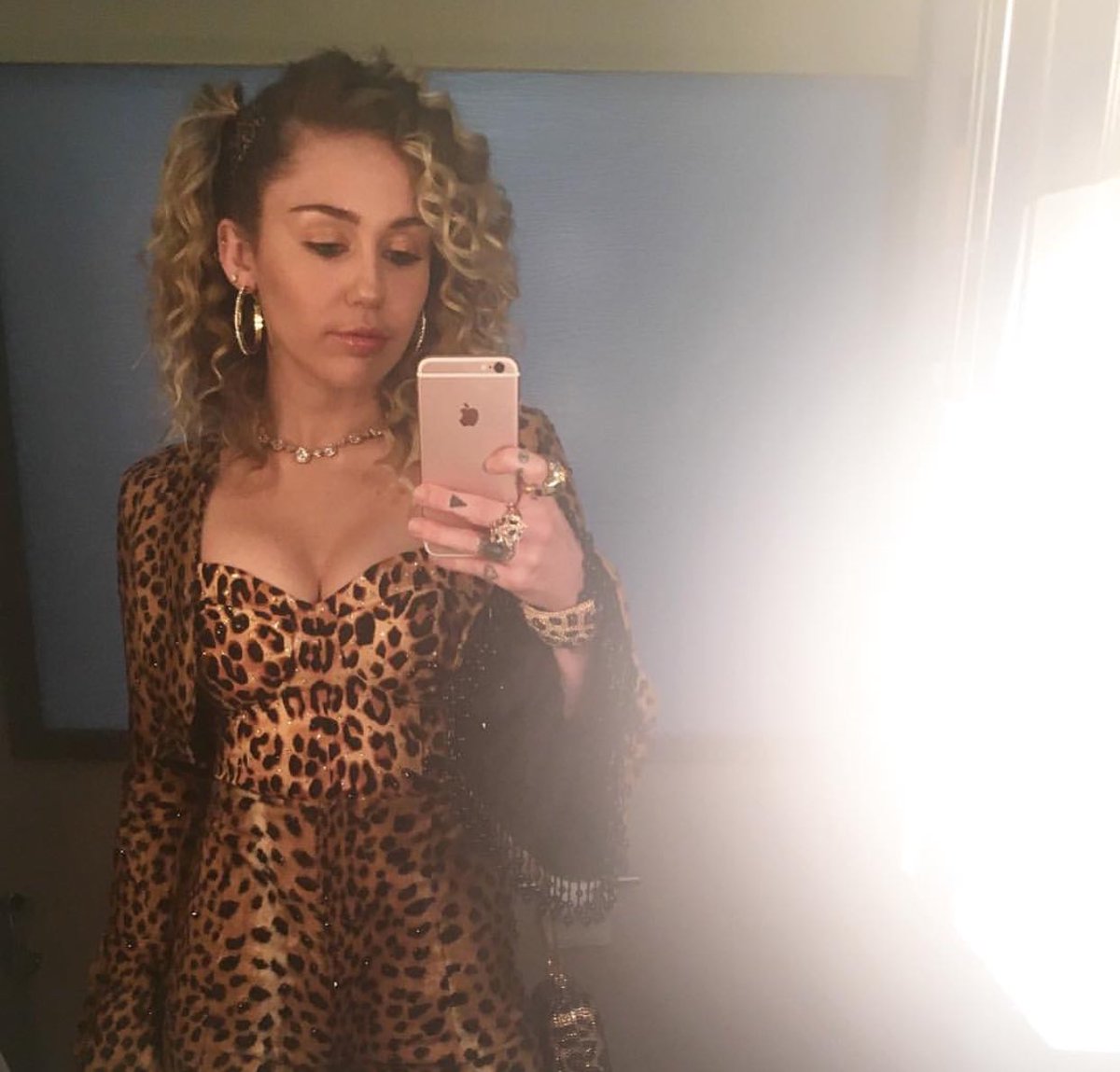 o_lmese's tweet photo. Miley Cyrus es la mamá de Matilda. https://t.co/Ci9SshFSdr