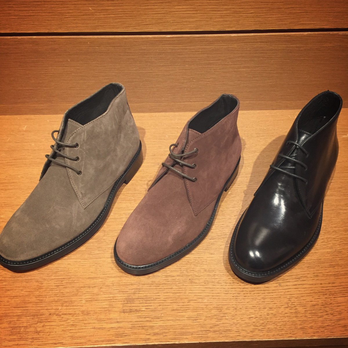 BY_SKYTREE's tweet photo. 【MENS】
イタリア製のブーツ入荷。ファクトリーブランド「BOEMOS」社に完全オリジナルブーツを依頼。
程よいボリュームのあるラストを採用し、カジュアルでも使え、履き口を狭くして、細めのパンツにも合うデザインとなっております。
¥22,000(+tax)
#boemos https://t.co/sQneJrFJuh
