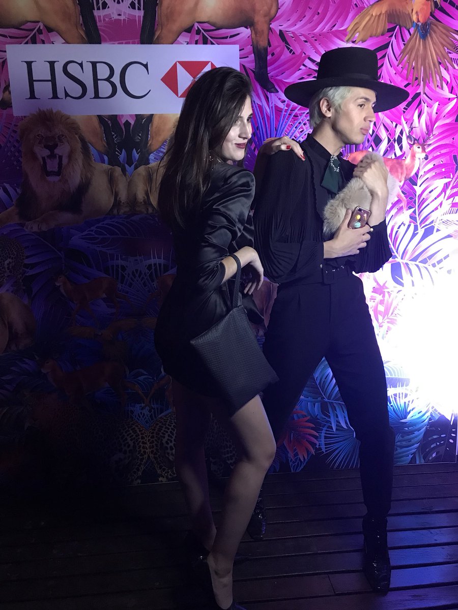 que_monet's tweet photo. Acá con mi vestido Jem posando tranqui 😂 con su creador @santiagoartemis 💕👗#fiestaanimal @grupomass https://t.co/gt9S5bwWko