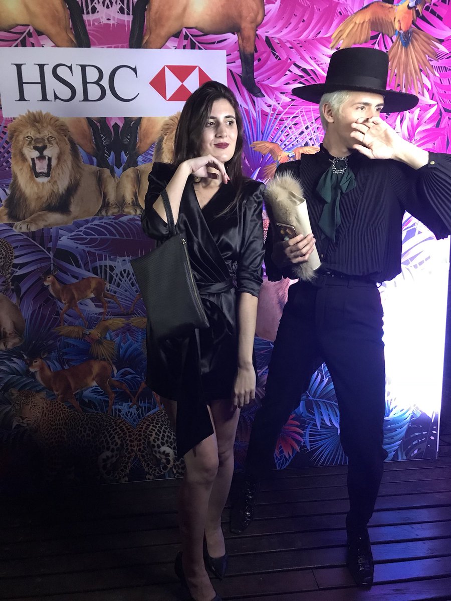 que_monet's tweet photo. Acá con mi vestido Jem posando tranqui 😂 con su creador @santiagoartemis 💕👗#fiestaanimal @grupomass https://t.co/gt9S5bwWko