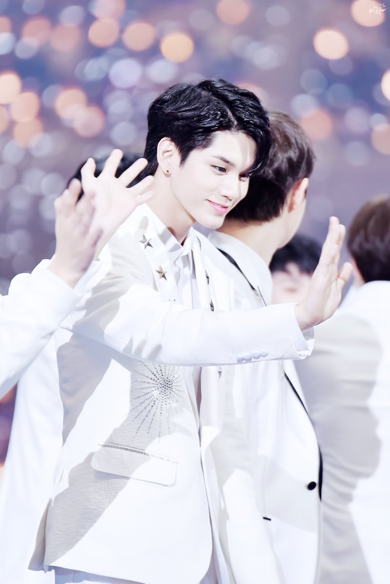 BADA_ong's tweet photo. 171129 MAMA in Japan | 엔딩 인사 | WANNAONE 옹성우

화이트옹자님 😭😭💕💕

#옹성우 #MAMA https://t.co/DCwL1wq0Qm