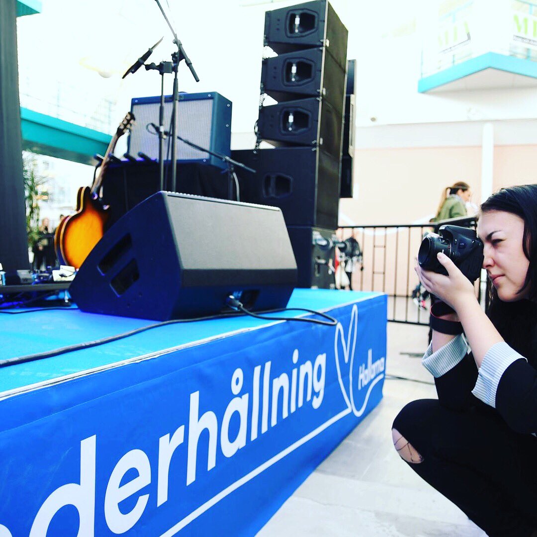 LBSThn's tweet photo. Fotoeleverna Ebba och Maja under skarp fotografering för eventbolaget Limiter! Fem dagars (och nätters...) fotografering under invigningen av köpcentret Hallarna i Halmstad. Frilans nästa! https://t.co/Err9oKeCJq