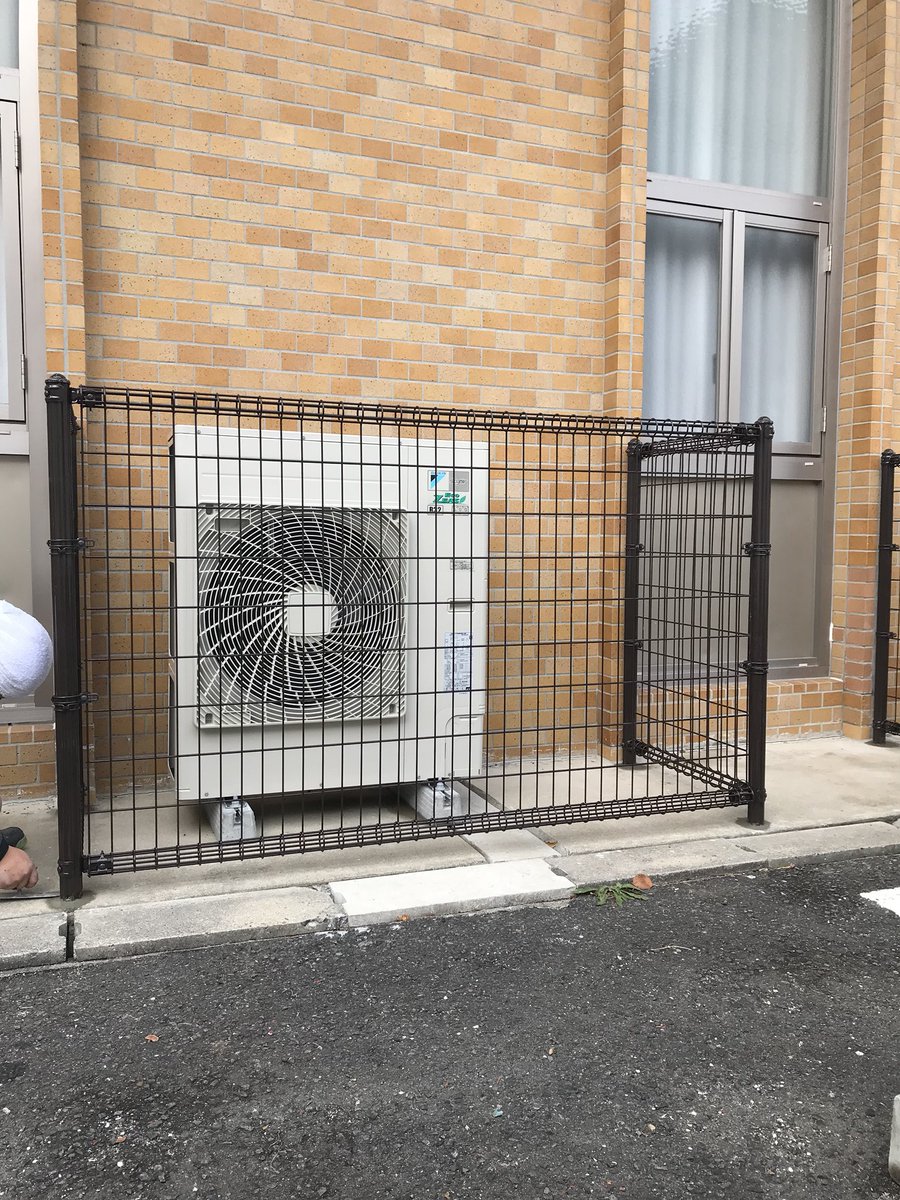 アスリーフ株式会社 お客様の要望で 室外機前にフェンス設置 アスリーフ株式会社 お客様の要望で 室外機前にフェンス設置