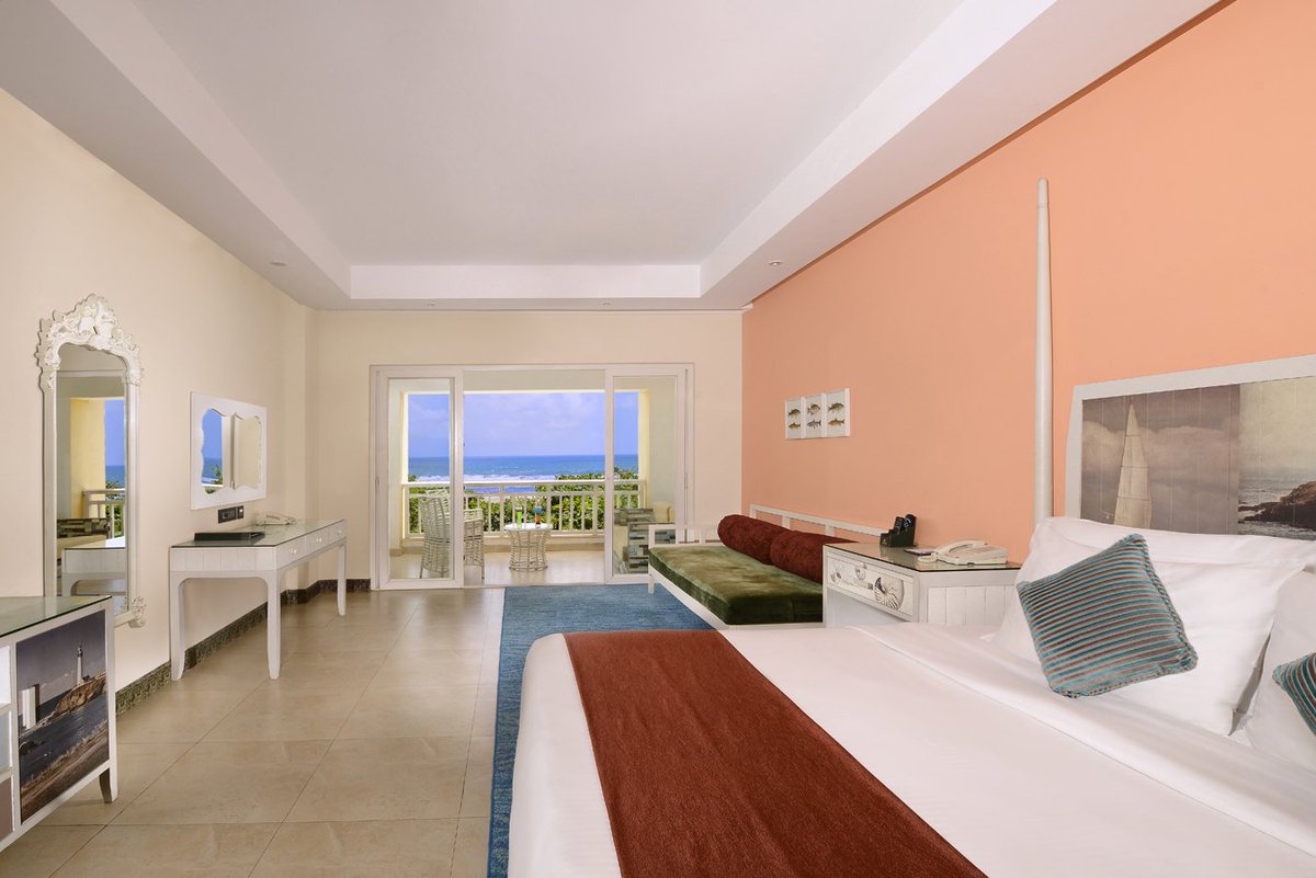 MayfairResorts's tweet photo. Wondrous views of the #BayofBengal and unmitigated luxury greet you at the chic #seafacing rooms Premium Rooms in #MayfairWaves, #Puri. To book a stay please visit https://t.co/gpBKwrRSHW or call @ +91-9237500101 or write us at reservations@mayfairhotels.com https://t.co/5BlvEIddDl