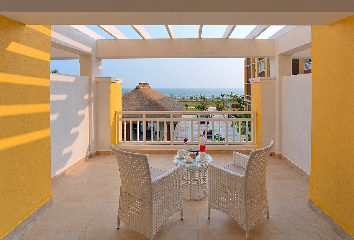 MayfairResorts's tweet photo. Wondrous views of the #BayofBengal and unmitigated luxury greet you at the chic #seafacing rooms Premium Rooms in #MayfairWaves, #Puri. To book a stay please visit https://t.co/gpBKwrRSHW or call @ +91-9237500101 or write us at reservations@mayfairhotels.com https://t.co/5BlvEIddDl