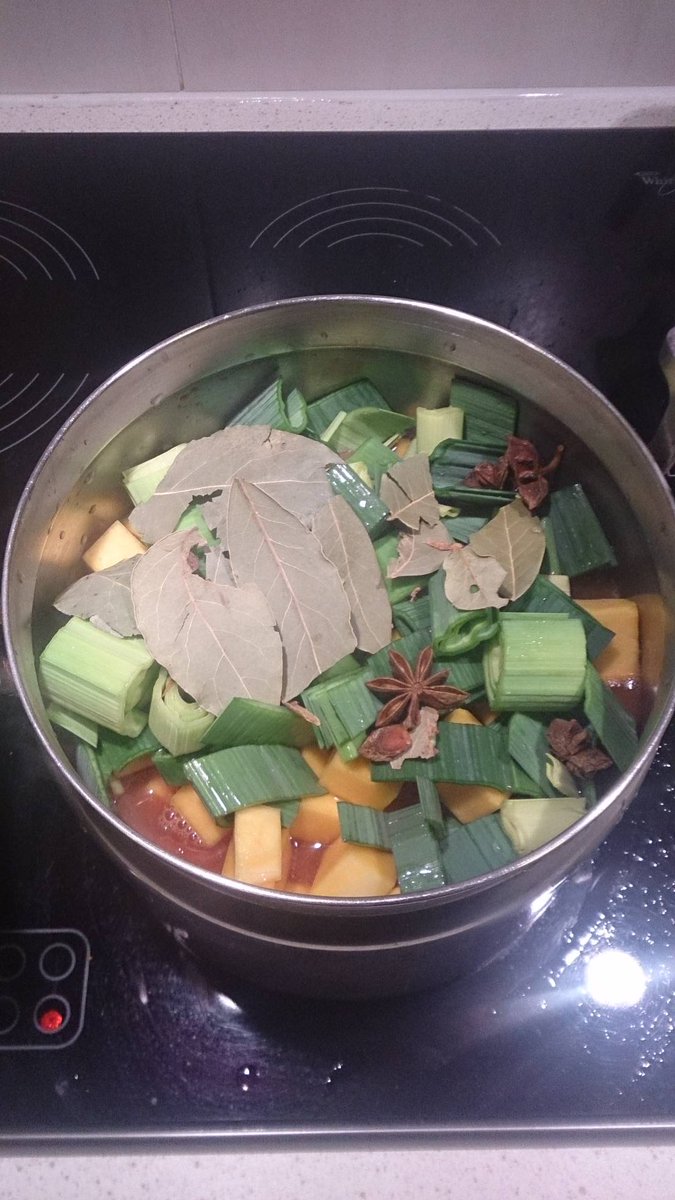 art2public's tweet photo. Can't Chat Yet #Foodie i want to make an #asian inspired stew with chicken and vegetables that I can find from the fridge #makingeffort #well-being 🍴no oil added. 🍴 https://t.co/Xxvv1wJ32Q
