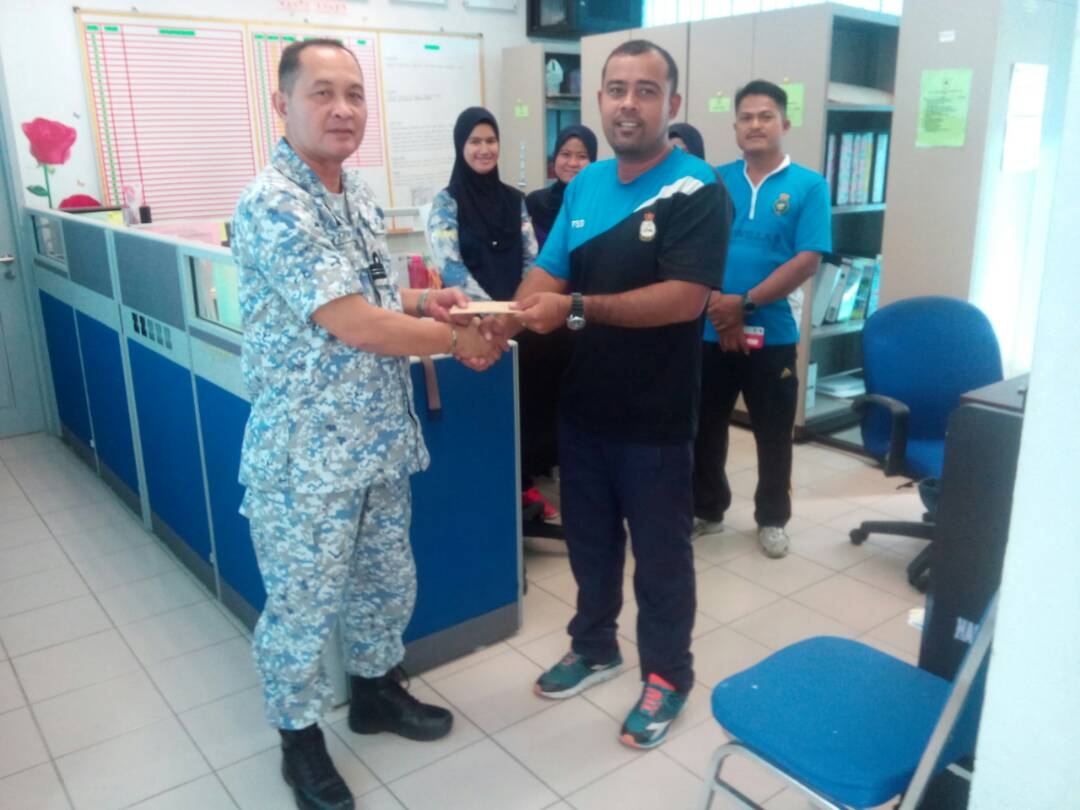 ENAED (@dpl_timur) on Twitter photo Majlis Penyerahan Sumbangan Ikhlas Warga <a href="/DPL_Timur/">ENAED</a> kpd Lk TNL Ridwan atas Kematian Ibu Beliau yang disampaikan oleh Pegawai Memerintah.
<a href="/MPA_Timur/">HQ Eastern Fleet</a>
<a href="/hqenl/">HQENL</a>
<a href="/mazlan_4566/">Lcdr Mazlan Shamsudin</a>
<a href="/tldm_rasmi/">Royal Malaysian Navy</a> Majlis Penyerahan Sumbangan Ikhlas Warga <a href="/DPL_Timur/">ENAED</a> kpd Lk TNL Ridwan atas Kematian Ibu Beliau yang disampaikan oleh Pegawai Memerintah.
<a href="/MPA_Timur/">HQ Eastern Fleet</a>
<a href="/hqenl/">HQENL</a>
<a href="/mazlan_4566/">Lcdr Mazlan Shamsudin</a>
<a href="/tldm_rasmi/">Royal Malaysian Navy</a>