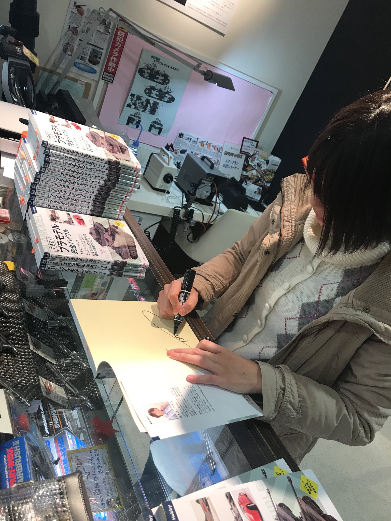توییتر タミヤ プラモデルファクトリー 新橋店 در توییتر ショップ情報 女性モデラーとして大活躍中のオオゴシ トモエさんがご来店 なんとオオゴシさんの代表的なタミヤ作品3点を新橋店に展示させていただきました 一階レジ前に展示中 大人気の著書 できる