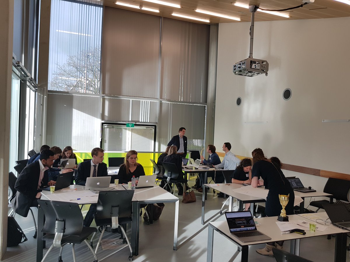 Vandaag aanwezig op de UVA om de master studenten Economie een aantal cases mee te geven. Enthousiaste groep. #detoekomst