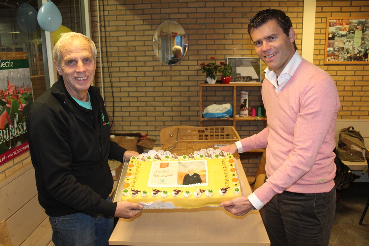 Vanochtend werd Tom verrast door <a href="/DummenOrangeEU/">Dümmen Orange, EU</a> met een heerlijke taart voor zijn 65e verjaardag. Van harte gefeliciteerd! 🎉🎈