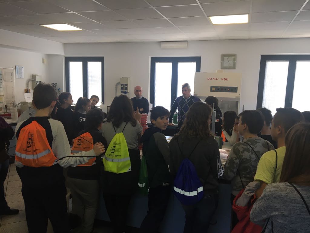 Emanuela400hs's tweet photo. Il #pmidayvarese continua alle Industrie Plastiche Lombarde di Besozzo, leader nella produzione di tubi flessibili #pmiday2017 https://t.co/seoKXS8xEW