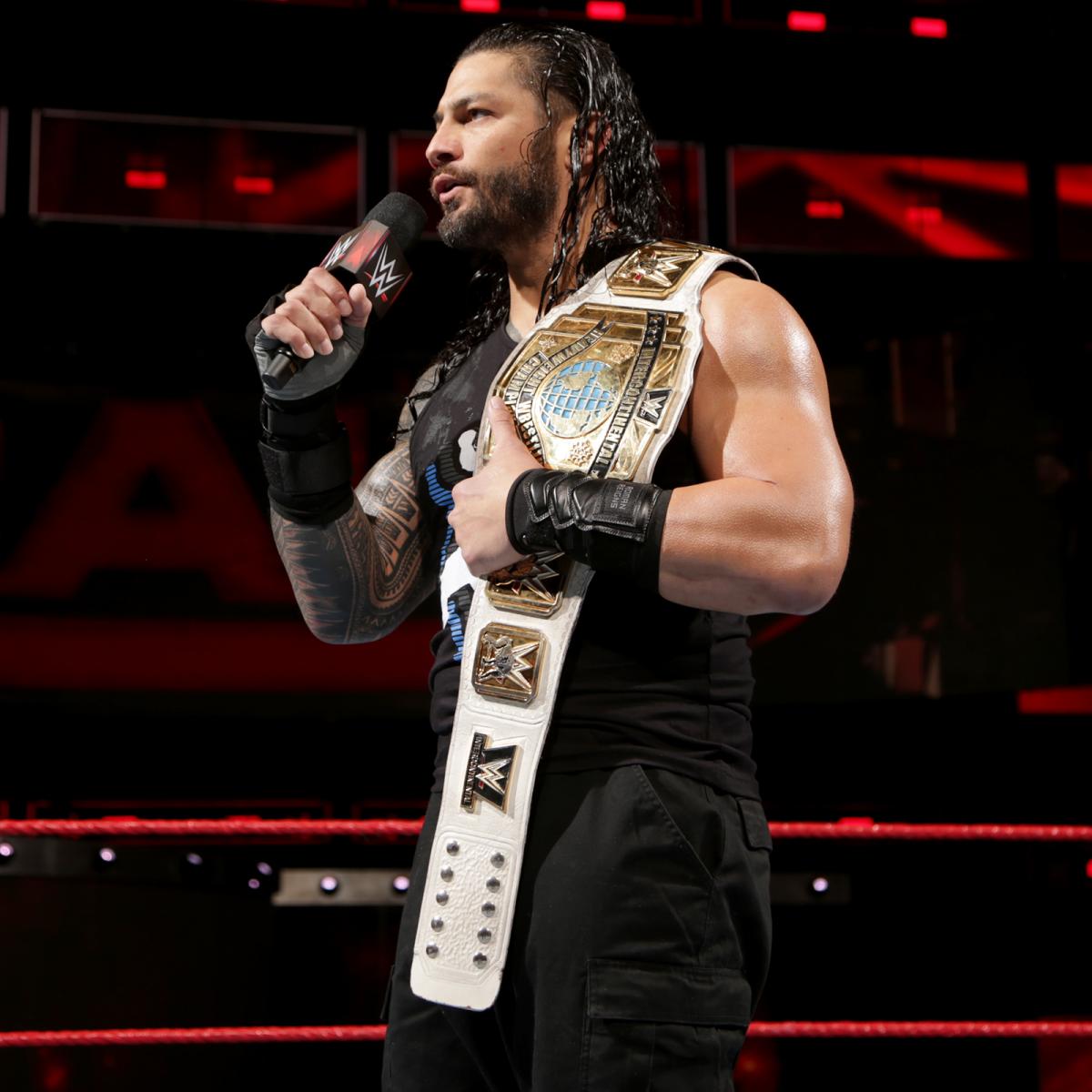 Devban223's tweet photo. #RomanReigns With His New #IntercontinentalChampion In #RAW https://t.co/ATdYbjWjPJ