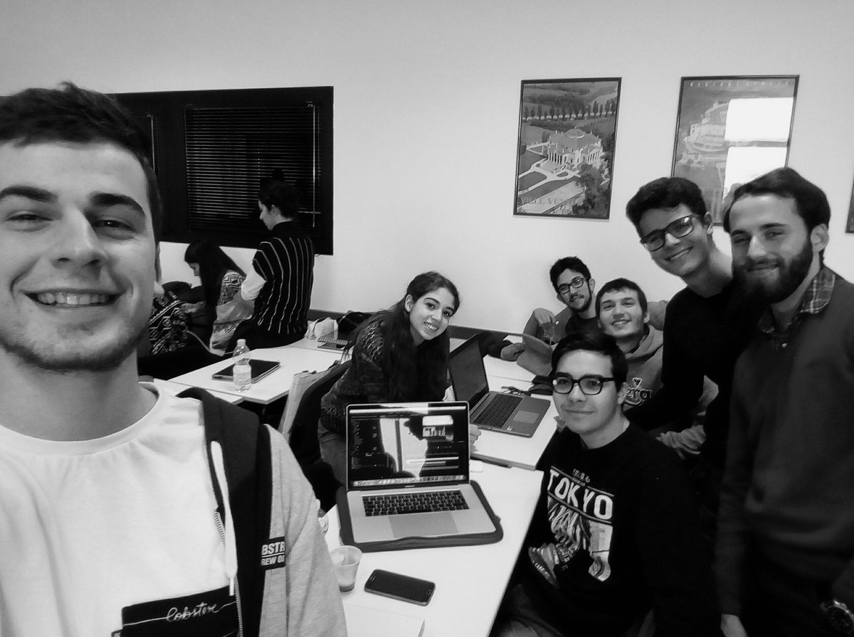 pianta_mattia97's tweet photo. Facce soddisfatte dopo aver messo in pratica in ambito pubblicitario nuove conoscenze apprese durante #storiadeimedia! #iusveteam #ciakiusve #carboidratidipendenti https://t.co/XB2VOBtDVU