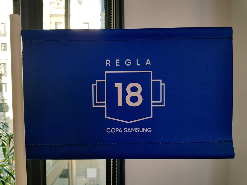 Presentamos #Regla18 con Manuel Sánchez <a href="/alfonsoferAF/">Alfonso Fernández</a>, <a href="/Francisco_Buyo/">Paco Buyo</a> <a href="/eduvalcar/">Eduardo Valcarcel</a> la primera regla dirigida a la grada, que busca expulsar conductas inapropiadas y fomentar los valores positivos del fútbol ⚽️ #CopaSamsung
