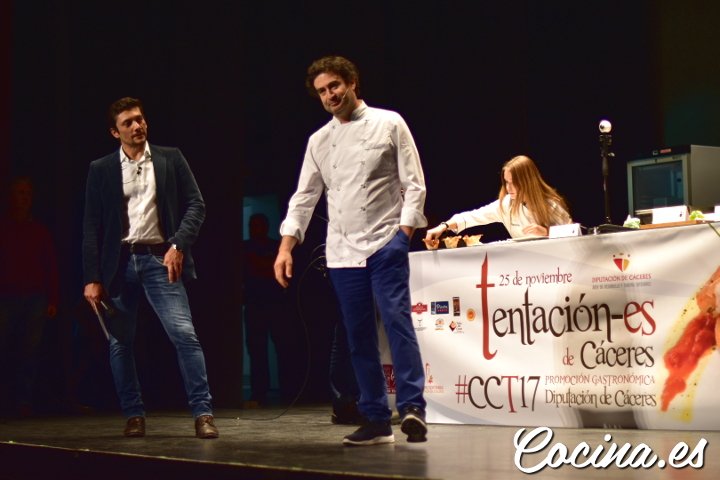 cocina_es's tweet photo. Tentación-es de Cáceres #CCT17, organizado por @DiputacionCC con @Pepe_elBohio @NataliaMCJ4 y @danielholguinm volvió a rendir tributo a la excelencia de los muchos productos de calidad de la tierra 😋👍 https://t.co/tjnXLgEPu2 https://t.co/XGC9w5X0sC