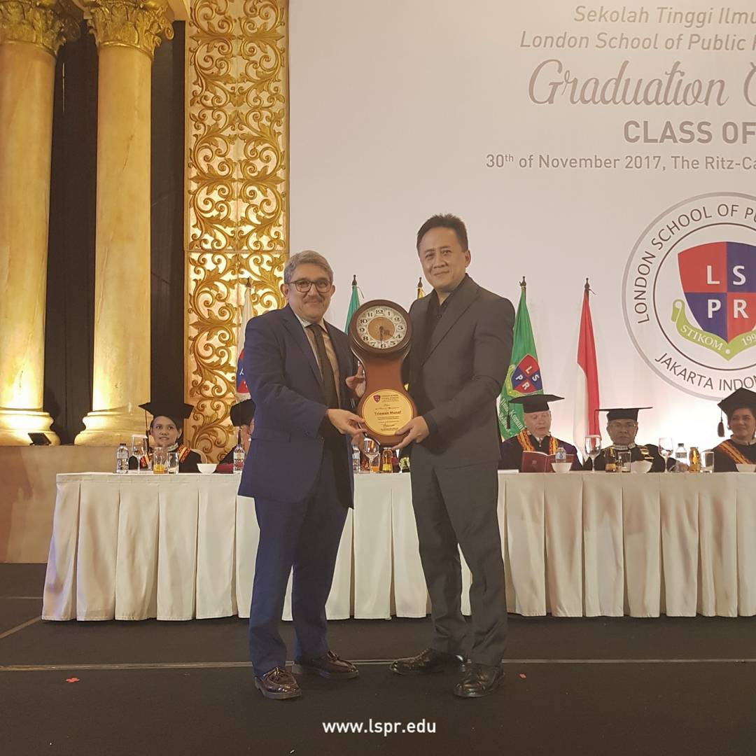 lspr_official's tweet photo. On the second session of #LSPRGraduation2017 we have remarkable speeches from :
Prof. Mike Hardy, CMG OBE FRSA , Executive Director, Centre of Trust, Peace and Social Relations At Coventry University, UK
Mr. Triawan Munaf, Head of Creative Economic Agency of RI
#LSPRJakarta https://t.co/5OJAjIu3O8