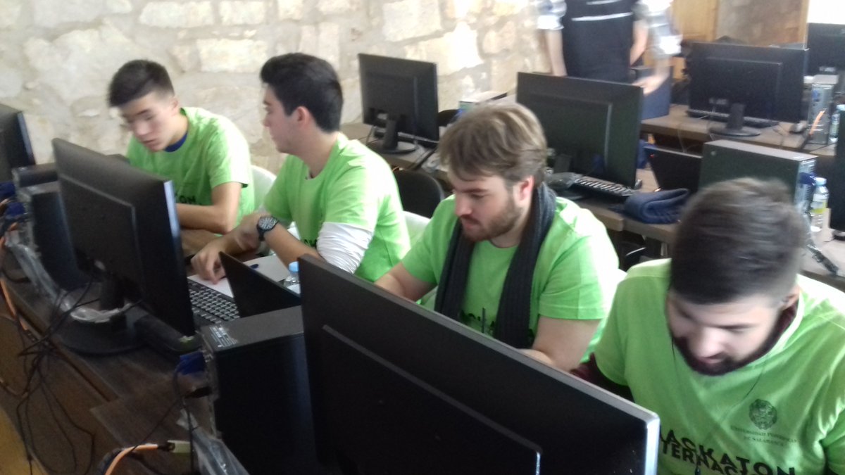 jalbertogcoria's tweet photo. En pleno brainstorming de equipos del Hackatón Internacional con @upsa @informaticaUPSA #IPV #Viseu @viewnext @Softinsa @IBM_ES en #Salamanca
#hackatonUPSA2017 #hackatonViewnext https://t.co/y2zjuObC9J