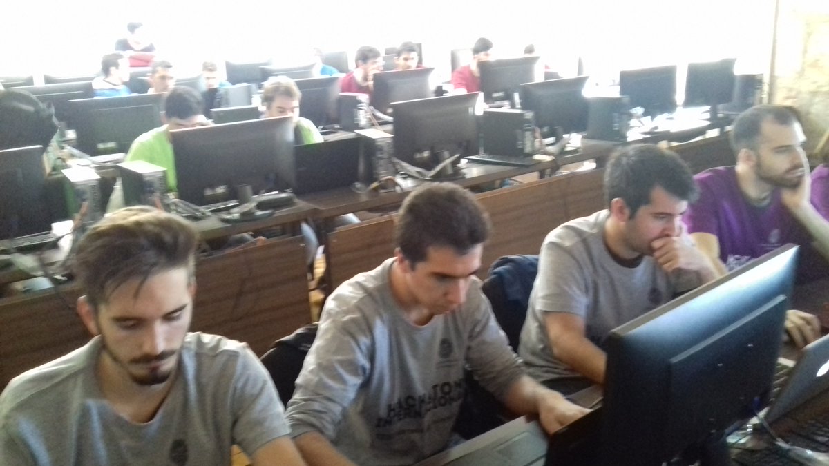 jalbertogcoria's tweet photo. En pleno brainstorming de equipos del Hackatón Internacional con @upsa @informaticaUPSA #IPV #Viseu @viewnext @Softinsa @IBM_ES en #Salamanca
#hackatonUPSA2017 #hackatonViewnext https://t.co/y2zjuObC9J