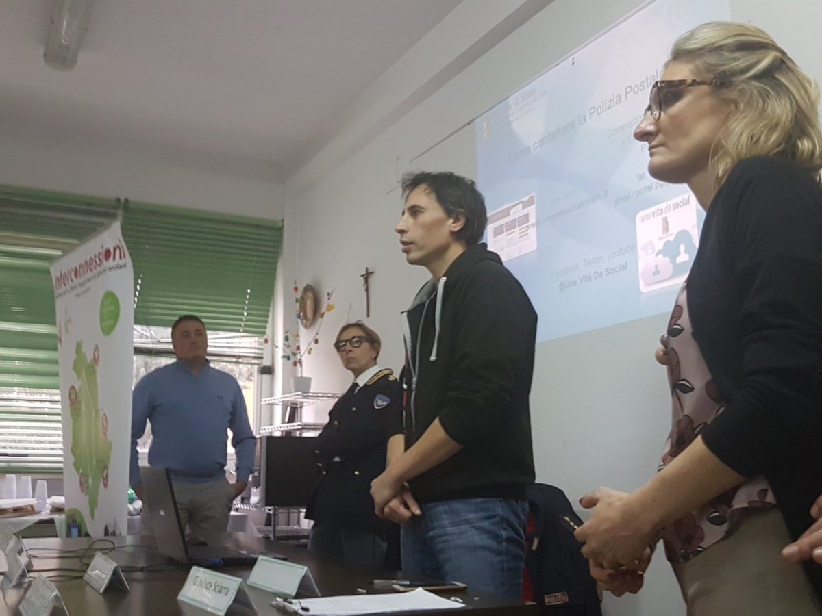 Eleonora_FMD's tweet photo. #interconnessioni17 col digitale gli artigiani creani nei #FabLab. G Sciarra docente #AccademiaBelleArti e @ABAFablab all"#Hackreativity https://t.co/aksUBQFgE4