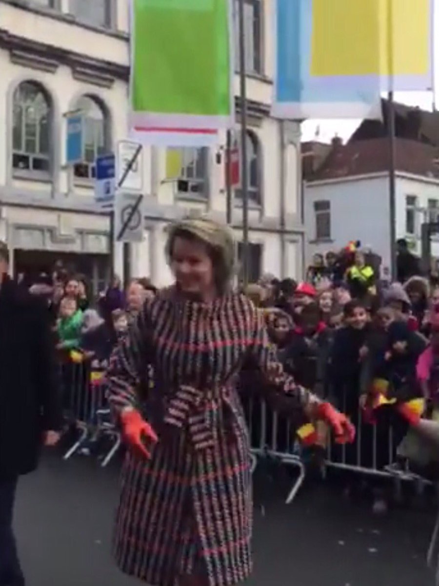 ひらりん ベルギー 移住一周年の昨日 11 29 ベルギーの国王御夫妻に遭遇 王妃様と握手出来ました スマホがまさかの充電切れだった為 写真は友人の撮った動画からのスクショ 不鮮明ですみません 茶系のコート グレイヘアの