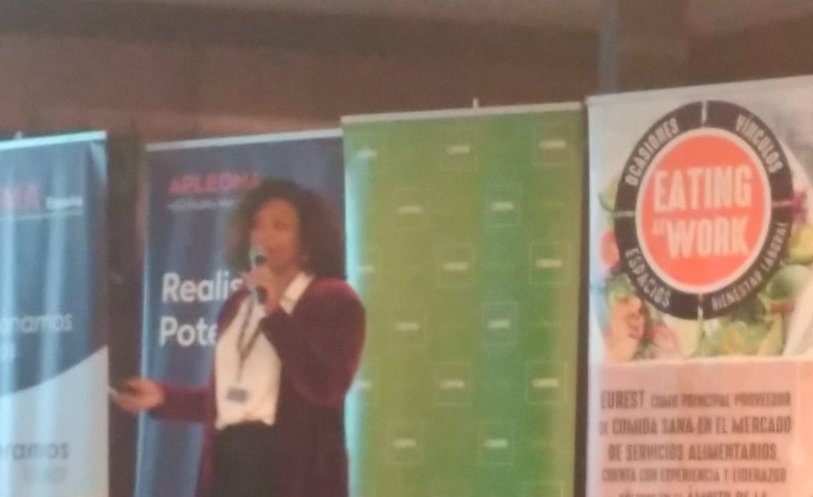 CBRE_es's tweet photo. Nuestra compañera @MurielAltunaga, responsable de #workplace, analiza en #WPS2017 Barcelona las necesidades de las nuevas generaciones en su entorno de trabajo @IFMA_spain https://t.co/OEtujtOEBd