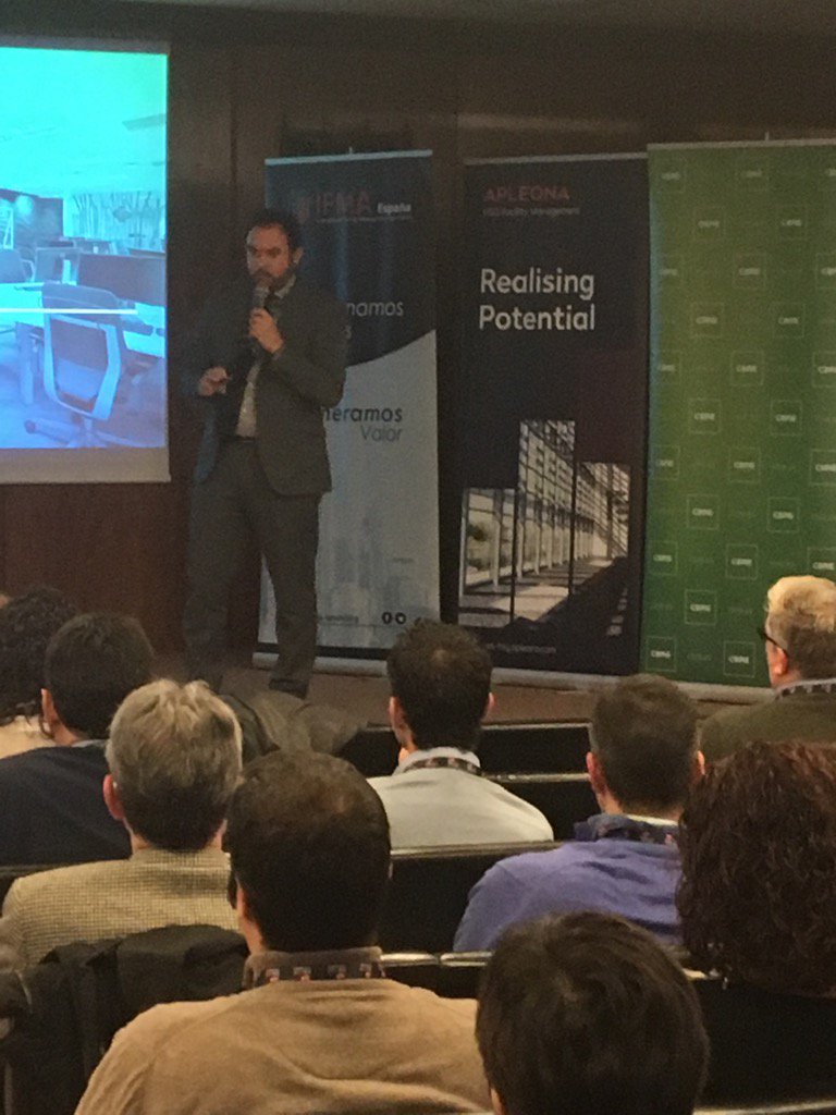 RosaDiezFer's tweet photo. Luis Cabrera, Proyecto nuevas oficinas @CBRE_ES primero en Certificación WELL @IFMA_spain #wps2017 en @COACatalunya https://t.co/YtV143k3jy