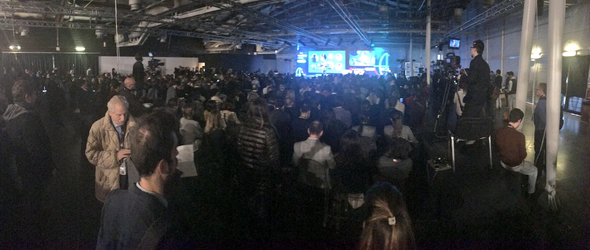 Google sul palco. Siamo dati che camminano. #BTO2017 [hall strapiena]