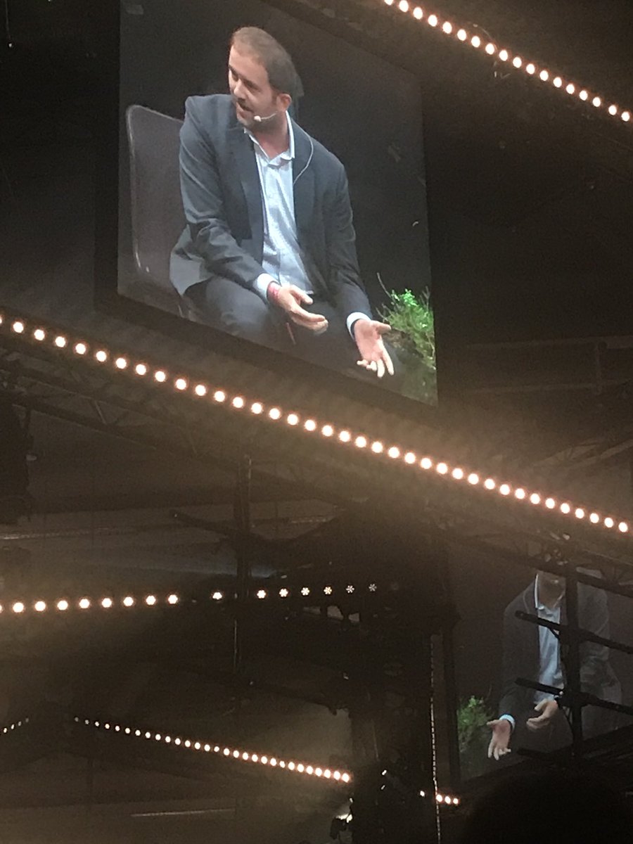 Autonomiset, siis itseohjautuvaa  autot - mainstreamia useamman vuosikymmenen päästä. Siinä välissä hybridiliikenne. Kumpaan luotat enemmän, koneeseen vai tämän rouvan (siis minun) ajotaitoon 10 vuoden päästä?👍👍itseohjautuville! #MeToo ... tuota # ehdotti mulle ..#Slush17