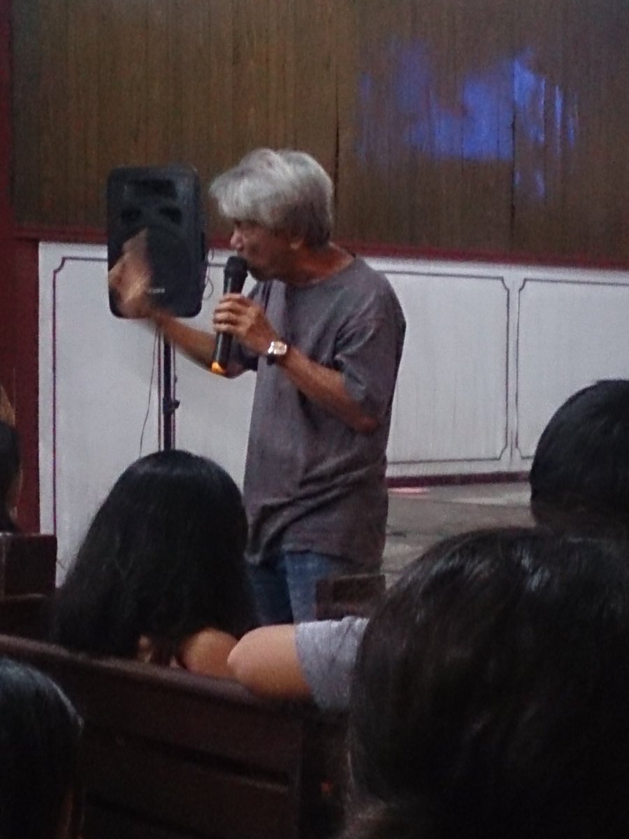 LFSUST's tweet photo. Ka Orly, former Kabataang Makabayan in UST, speaks before members of Anakbayan in their anniversary celebration.
#Anakbayan19
#KM53 https://t.co/cI1eFsCwCj