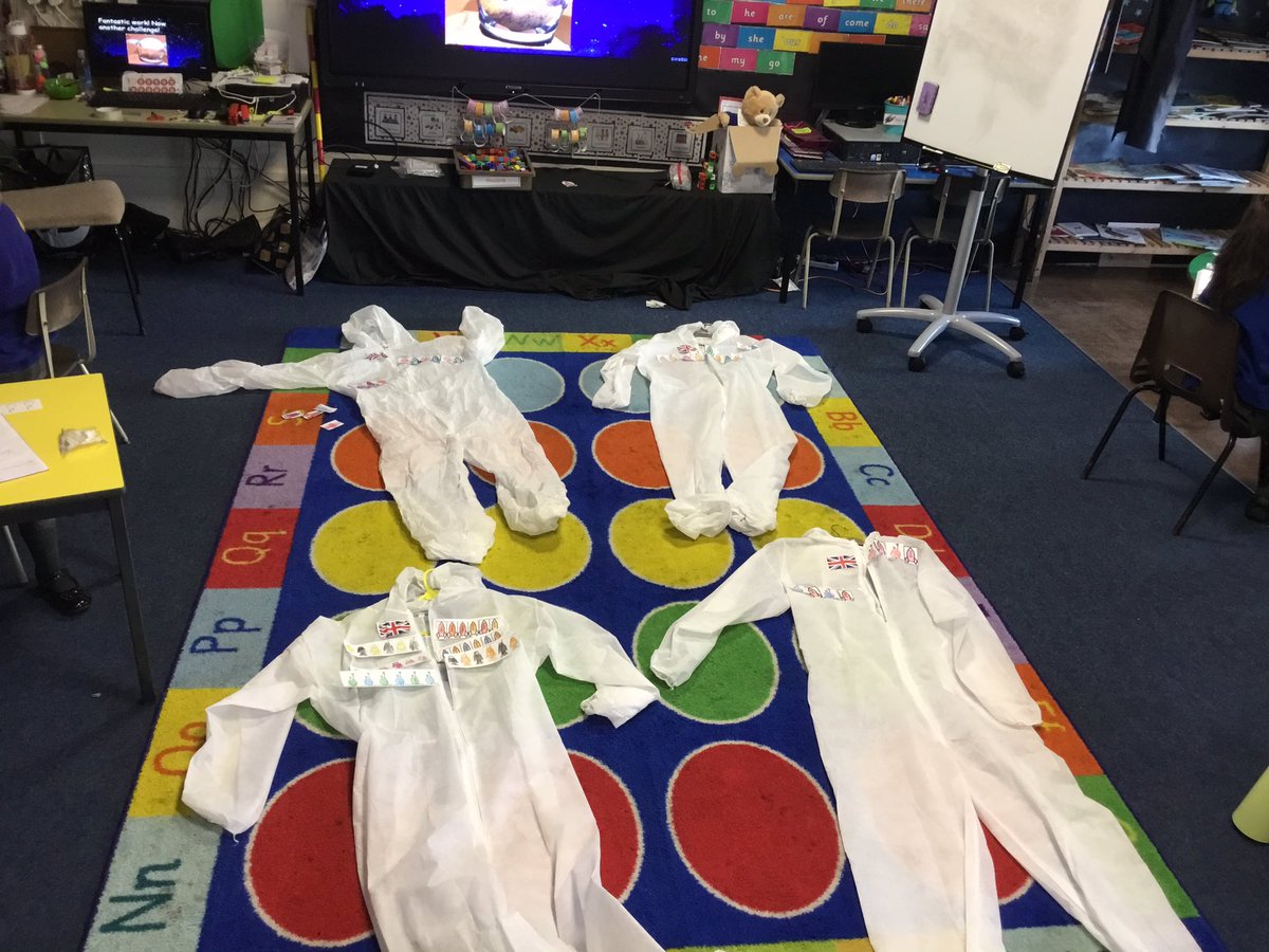 MissCWilkins4's tweet photo. Making patterns for Astronaut Andy's space suit and then making patterns outside in the snow! What an exciting morning we have had! #patterns #learninginthesnow @simonsideschool https://t.co/5kybLevoqZ