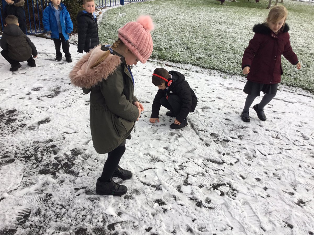 MissCWilkins4's tweet photo. Making patterns for Astronaut Andy's space suit and then making patterns outside in the snow! What an exciting morning we have had! #patterns #learninginthesnow @simonsideschool https://t.co/5kybLevoqZ