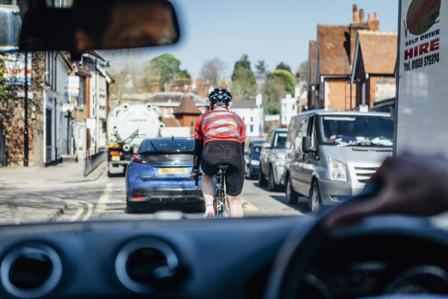 Surrey Police correct Twitter user after claim that cyclists’ road position make drivers ‘risk their lives’ | trib.al/rqSsiWb