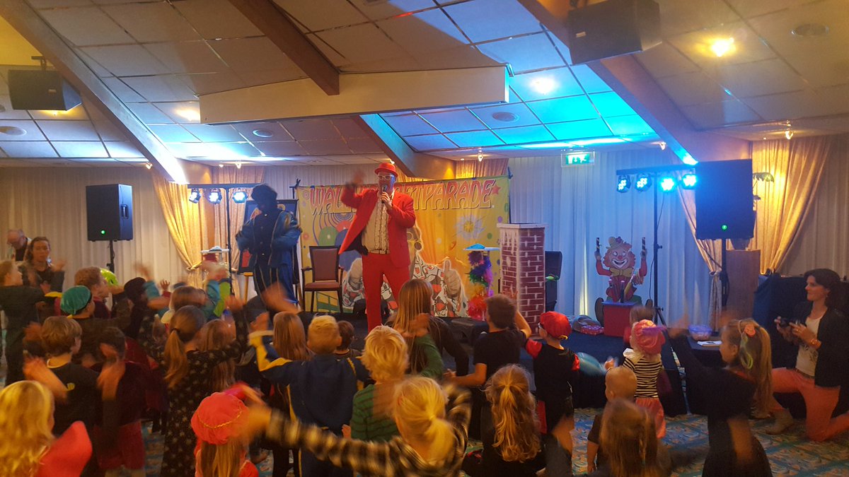 JohnnyV61719718's tweet photo. Wat een geweldige leuke show weer....Wally's Pretparade.....ook alweer geboekt voor volgend jaar ! #sinterklaas #zwartepiet #kindershow https://t.co/PxDjMwkYji