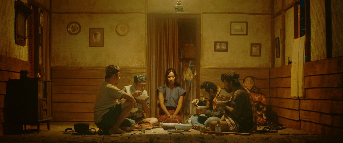 NoirInFestival's tweet photo. - I film in concorso del #Noirfest2017 -

#MarlinaSiPembunuhDalam4Babak (#TheMurdererInFourActs, #Marlinaomicidainquattroatti) di #MoulySurya con #MarshaTimothy, #DeaPanendra, #EgiFedly #Indonesia, #Francia, #Malesia, #Thailandia 2017 Distribuzione italiana: #Lab80film https://t.co/XtyEhBChSh