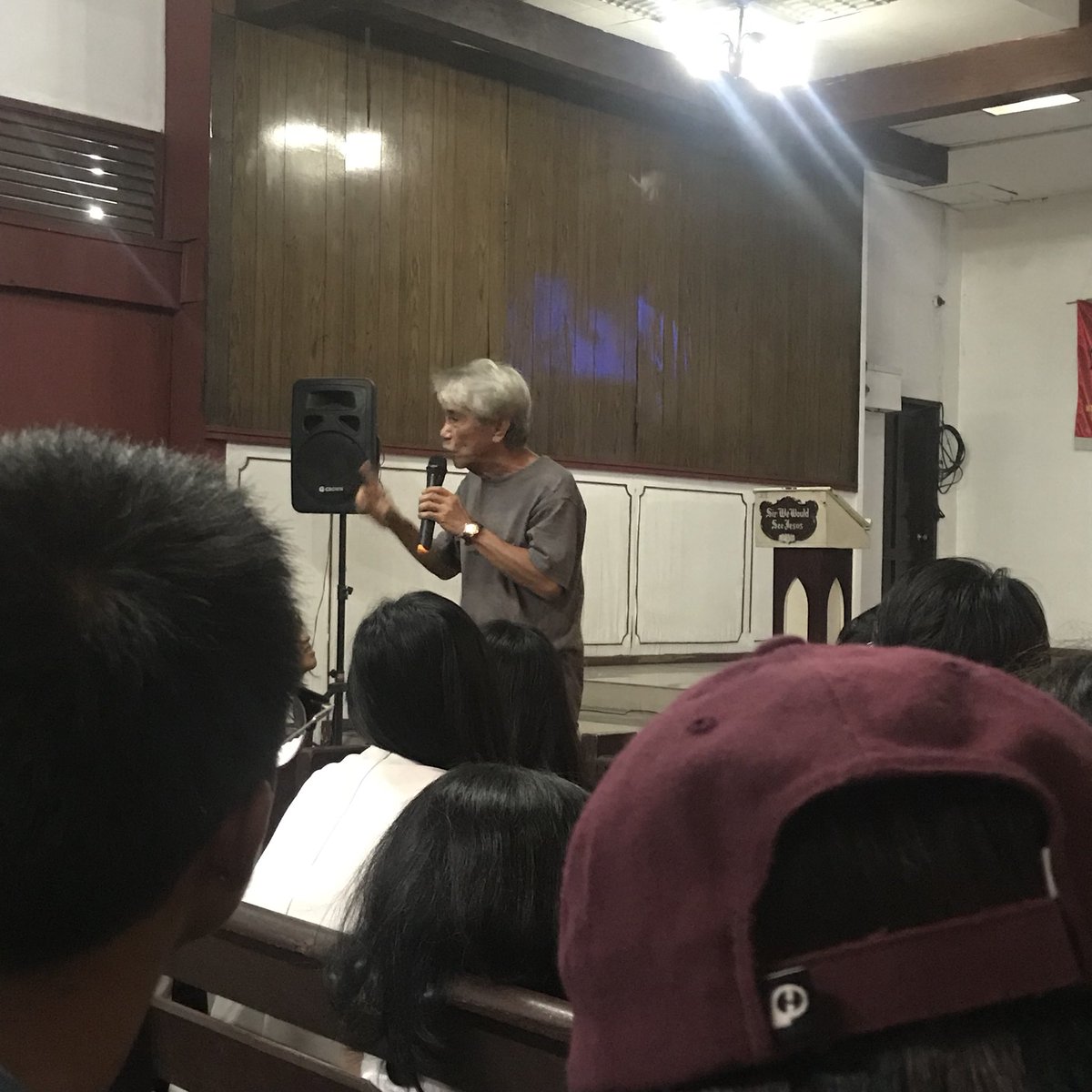 AnakbayanUST's tweet photo. Nagbibigay si Ka Orly, dating myembro ng Kabataang Makabayan, ng mensahe sa ika-19 anibersaryo ng Anakbayan.
#KM53
#Anakbayan19 https://t.co/k29BHS7NOv