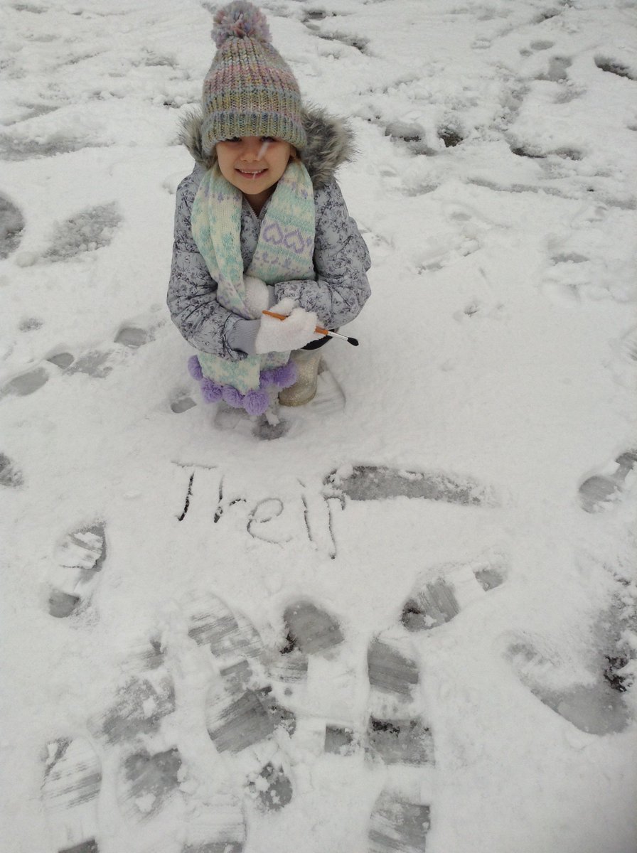 miss_mudge's tweet photo. When it's hard to teach through snow excitement, use the weather as a tool. #phonics #outdoorlearning https://t.co/C7zHn0a78g