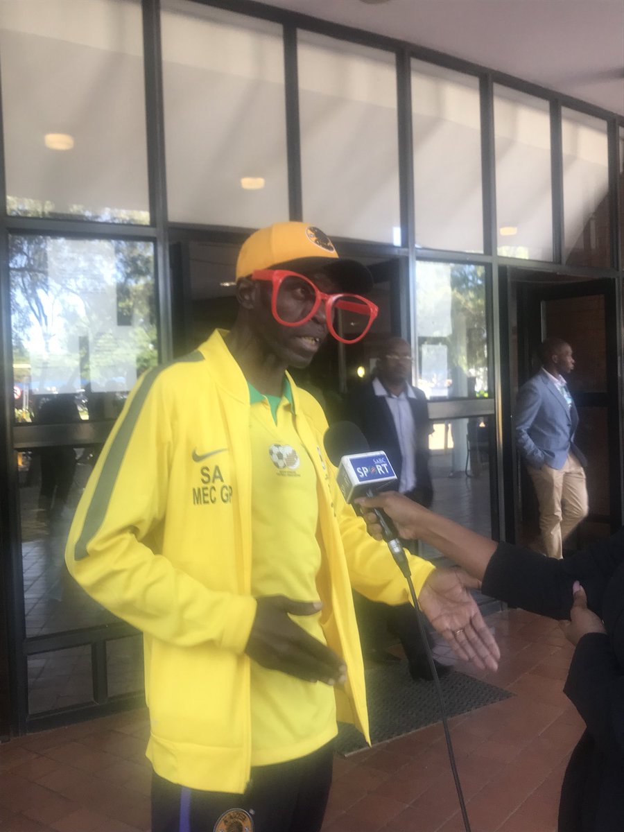 motswedingfm's tweet photo. Saddam Maake le ene o teng gotla go laelana le tsala ya gagwe.
#RIPCebo https://t.co/8Fx5gPtYAx